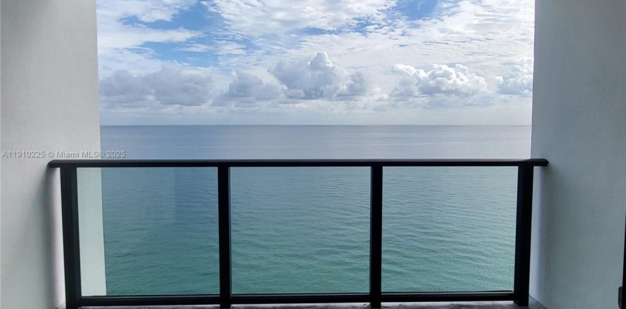 Кондоминиум с 2 спальнями в Холливуд, Флорида № 1973578