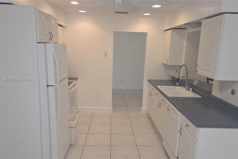 Снять в аренду виллу или дом в Тамарак, Флорида 3 спальни, 151.34м2, № 1995712 - фото 4