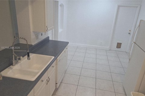 Снять в аренду виллу или дом в Тамарак, Флорида 3 спальни, 151.34м2, № 1995712 - фото 3