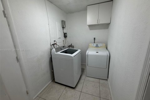 Снять в аренду виллу или дом в Тамарак, Флорида 3 спальни, 151.34м2, № 1995712 - фото 17