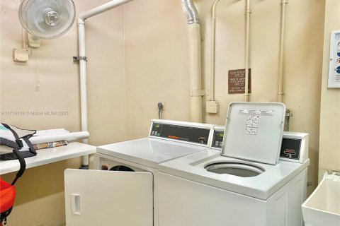 Copropriété à vendre à Hallandale Beach, Floride: 1 chambre, 76.18 m2 № 1978462 - photo 16