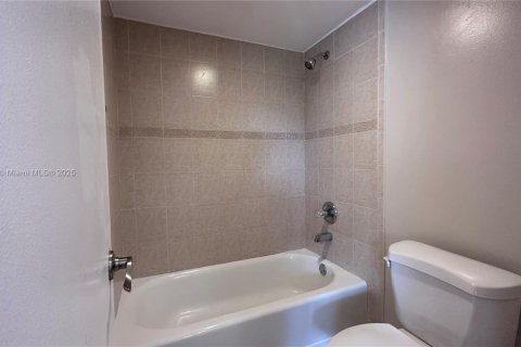 Townhouse in Miami, Florida 3 bedrooms, 159.23 sq.m. № 1923453 - photo 18