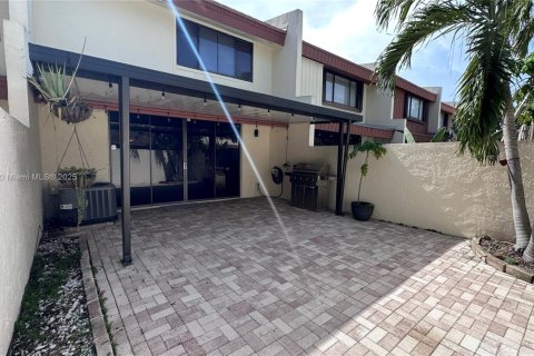 Townhouse in Miami, Florida 3 bedrooms, 159.23 sq.m. № 1923453 - photo 12