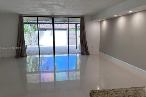 Townhouse in Miami, Florida 3 bedrooms, 159.23 sq.m. № 1923453 - photo 9