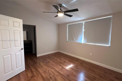 Townhouse in Miami, Florida 3 bedrooms, 159.23 sq.m. № 1923453 - photo 17