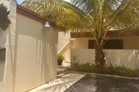Townhouse in Miami, Florida 3 bedrooms, 159.23 sq.m. № 1923453 - photo 2