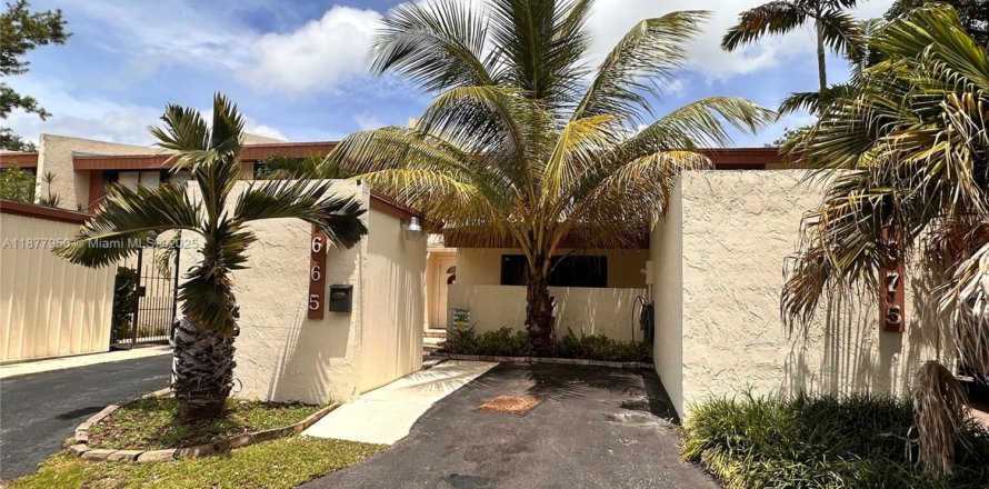 Townhouse in Miami, Florida 3 bedrooms, 159.23 sq.m. № 1923453