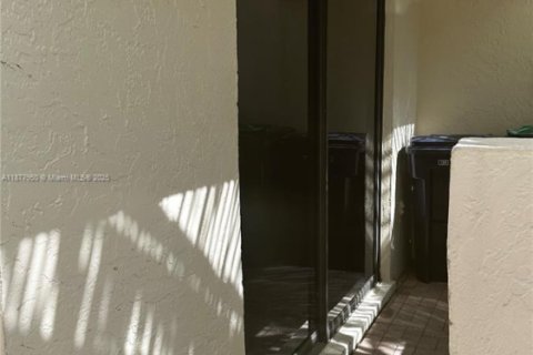 Townhouse in Miami, Florida 3 bedrooms, 159.23 sq.m. № 1923453 - photo 4