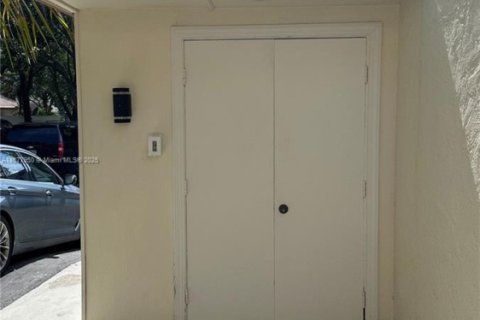Townhouse in Miami, Florida 3 bedrooms, 159.23 sq.m. № 1923453 - photo 3