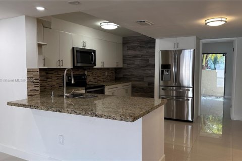 Townhouse in Miami, Florida 3 bedrooms, 159.23 sq.m. № 1923453 - photo 8