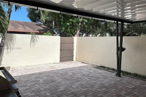 Townhouse in Miami, Florida 3 bedrooms, 159.23 sq.m. № 1923453 - photo 11