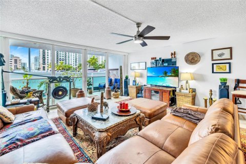 Condominio en venta en Sunny Isles Beach, Florida, 2 dormitorios, 141.3 m2 № 1779230 - foto 8