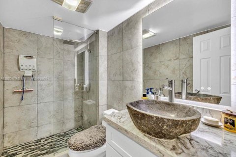 Condominio en venta en Sunny Isles Beach, Florida, 2 dormitorios, 141.3 m2 № 1779230 - foto 18