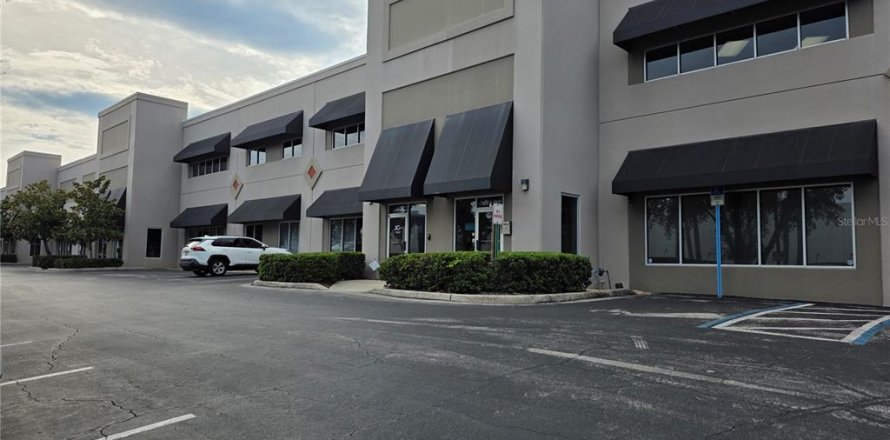 Commercial property in Orlando, Florida 70.14 sq.m. № 2150897