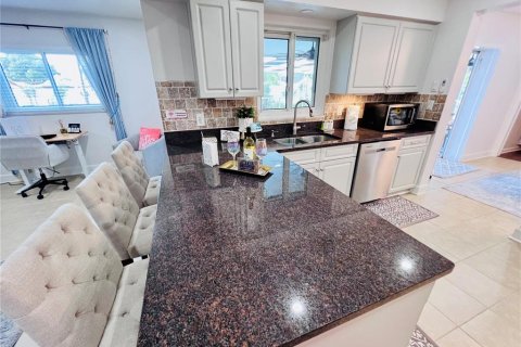 House in Seminole, Florida 2 bedrooms, 139.63 sq.m. № 2197852 - photo 8