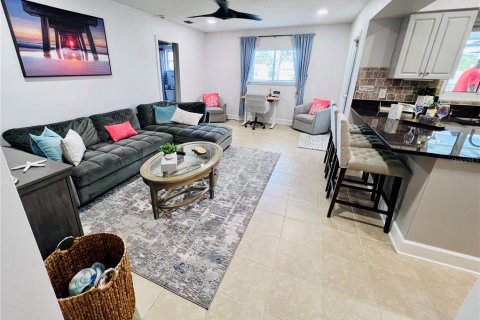 House in Seminole, Florida 2 bedrooms, 139.63 sq.m. № 2197852 - photo 5