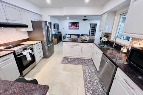 House in Seminole, Florida 2 bedrooms, 139.63 sq.m. № 2197852 - photo 6