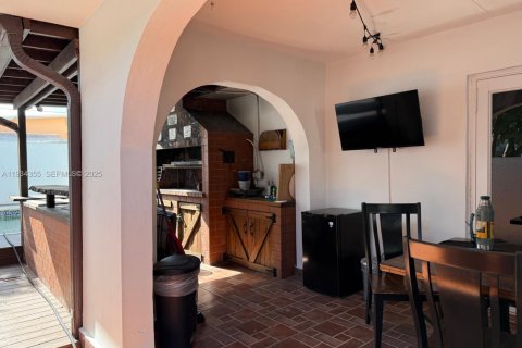 Villa ou maison à louer à Miami, Floride: 3 chambres, 245.26 m2 № 1992901 - photo 13