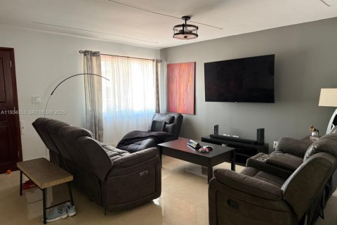 Villa ou maison à louer à Miami, Floride: 3 chambres, 245.26 m2 № 1992901 - photo 2