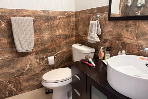 Villa ou maison à louer à Miami, Floride: 3 chambres, 245.26 m2 № 1992901 - photo 11