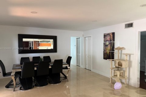 Villa ou maison à louer à Miami, Floride: 3 chambres, 245.26 m2 № 1992901 - photo 4