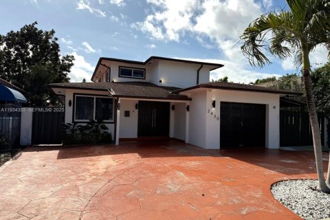 Villa ou maison à louer à Miami, Floride: 3 chambres, 245.26 m2 № 1992901 - photo 1