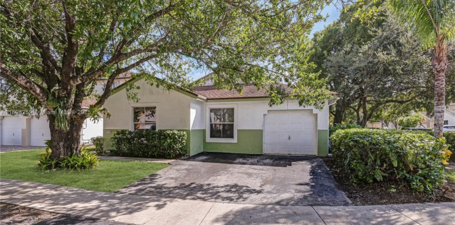 Casa en Pembroke Pines, Florida 3 dormitorios, 152.36 m2 № 1949452