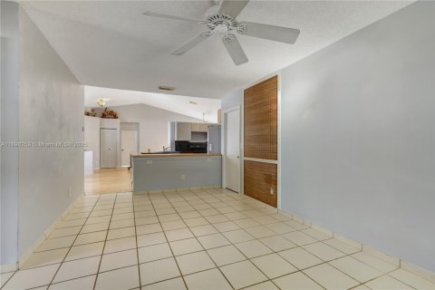 Casa en venta en Pembroke Pines, Florida, 3 dormitorios, 152.36 m2 № 1949452 - foto 15