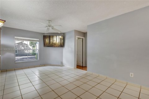 Casa en venta en Pembroke Pines, Florida, 3 dormitorios, 152.36 m2 № 1949452 - foto 13