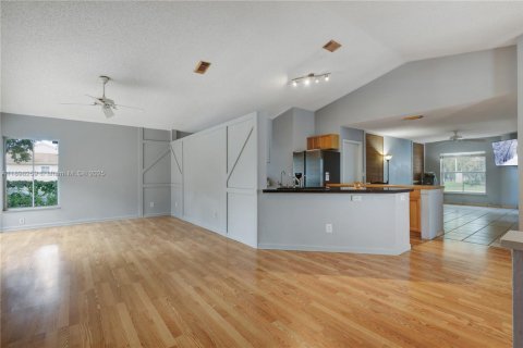 Casa en venta en Pembroke Pines, Florida, 3 dormitorios, 152.36 m2 № 1949452 - foto 3