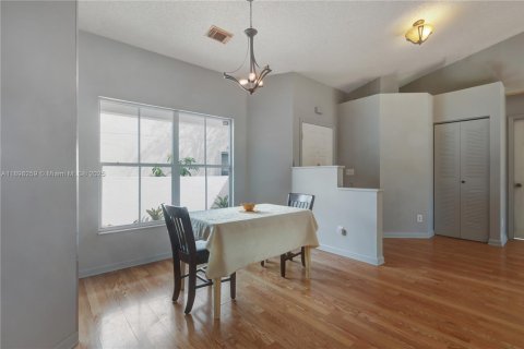 Casa en venta en Pembroke Pines, Florida, 3 dormitorios, 152.36 m2 № 1949452 - foto 4
