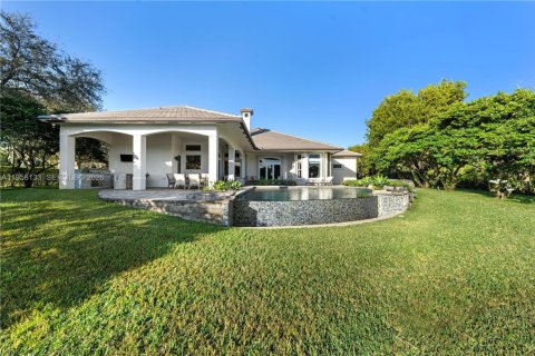 House in Davie, Florida 5 bedrooms, 394.56 sq.m. № 2010828 - photo 8