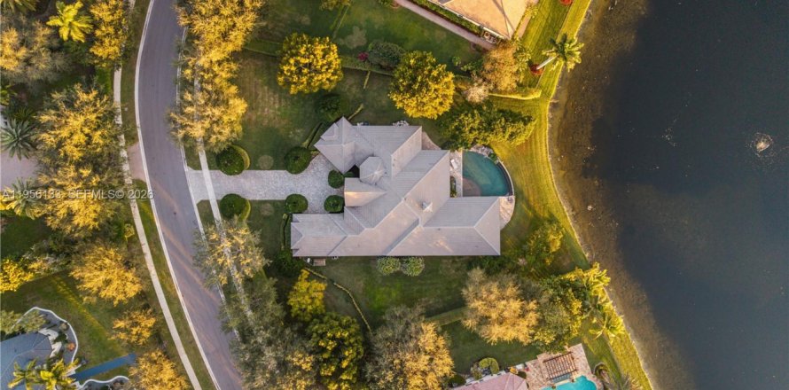 House in Davie, Florida 5 bedrooms, 394.56 sq.m. № 2010828