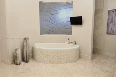 House in Davie, Florida 5 bedrooms, 394.56 sq.m. № 2010828 - photo 29