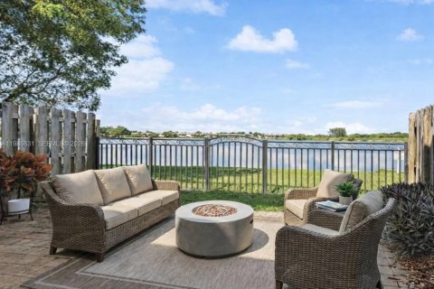 Таунхаус в Катлер-Бей, Флорида 4 спальни, 159.79м2 № 2048849