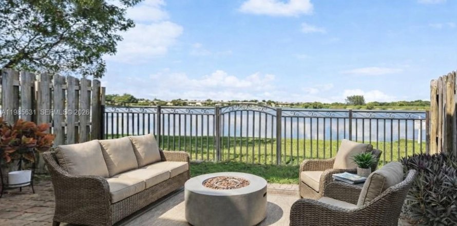 Таунхаус в Катлер-Бей, Флорида 4 спальни, 159.79м2 № 2048849