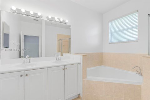 Купить таунхаус в Катлер-Бей, Флорида 4 спальни, 159.79м2, № 2048849 - фото 17