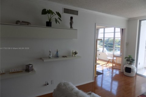 Condo in Pompano Beach, Florida, 2 bedrooms  № 1859952 - photo 19