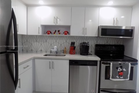 Condo in Pompano Beach, Florida, 2 bedrooms  № 1859952 - photo 6