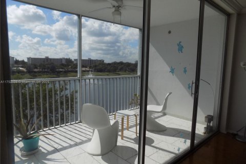 Condo in Pompano Beach, Florida, 2 bedrooms  № 1859952 - photo 4