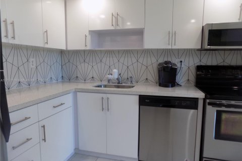 Condo in Pompano Beach, Florida, 2 bedrooms  № 1859952 - photo 9