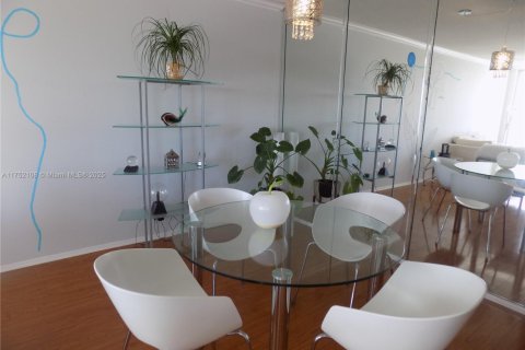 Condo in Pompano Beach, Florida, 2 bedrooms  № 1859952 - photo 1