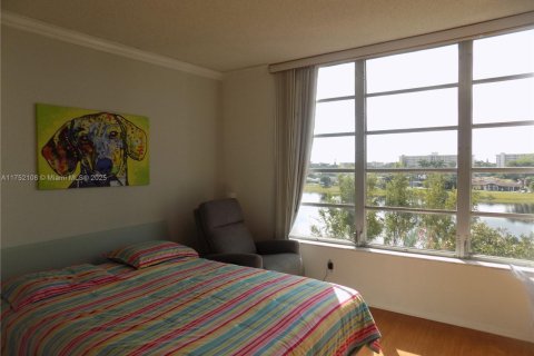 Condo in Pompano Beach, Florida, 2 bedrooms  № 1859952 - photo 11