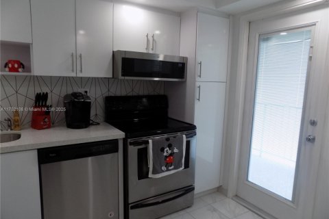 Condo in Pompano Beach, Florida, 2 bedrooms  № 1859952 - photo 5