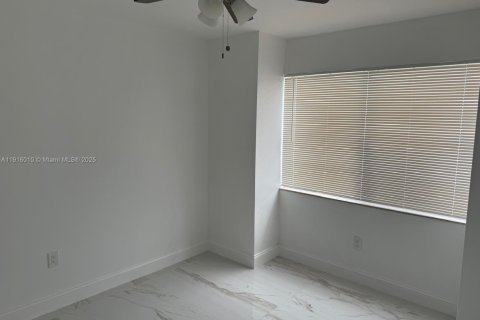 Touwnhouse à louer à Hialeah, Floride: 3 chambres, 90.49 m2 № 1971022 - photo 17