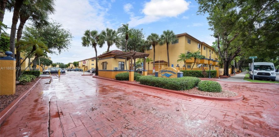 Кондоминиум с 3 спальнями в Майами, Флорида № 1931308