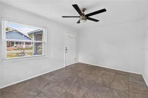 Villa ou maison à vendre à Kissimmee, Floride: 5 chambres, 135.92 m2 № 2302514 - photo 4
