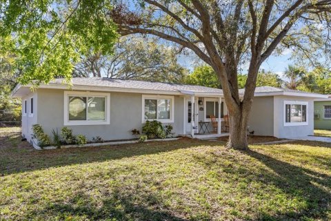 House in Clearwater, Florida 4 bedrooms, 141.03 sq.m. № 1583215 - photo 2