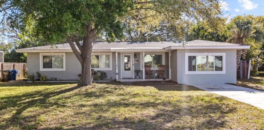 House in Clearwater, Florida 4 bedrooms, 141.03 sq.m. № 1583215