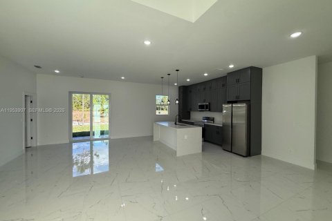 House in Lehigh Acres, Florida 4 bedrooms № 2008052 - photo 12